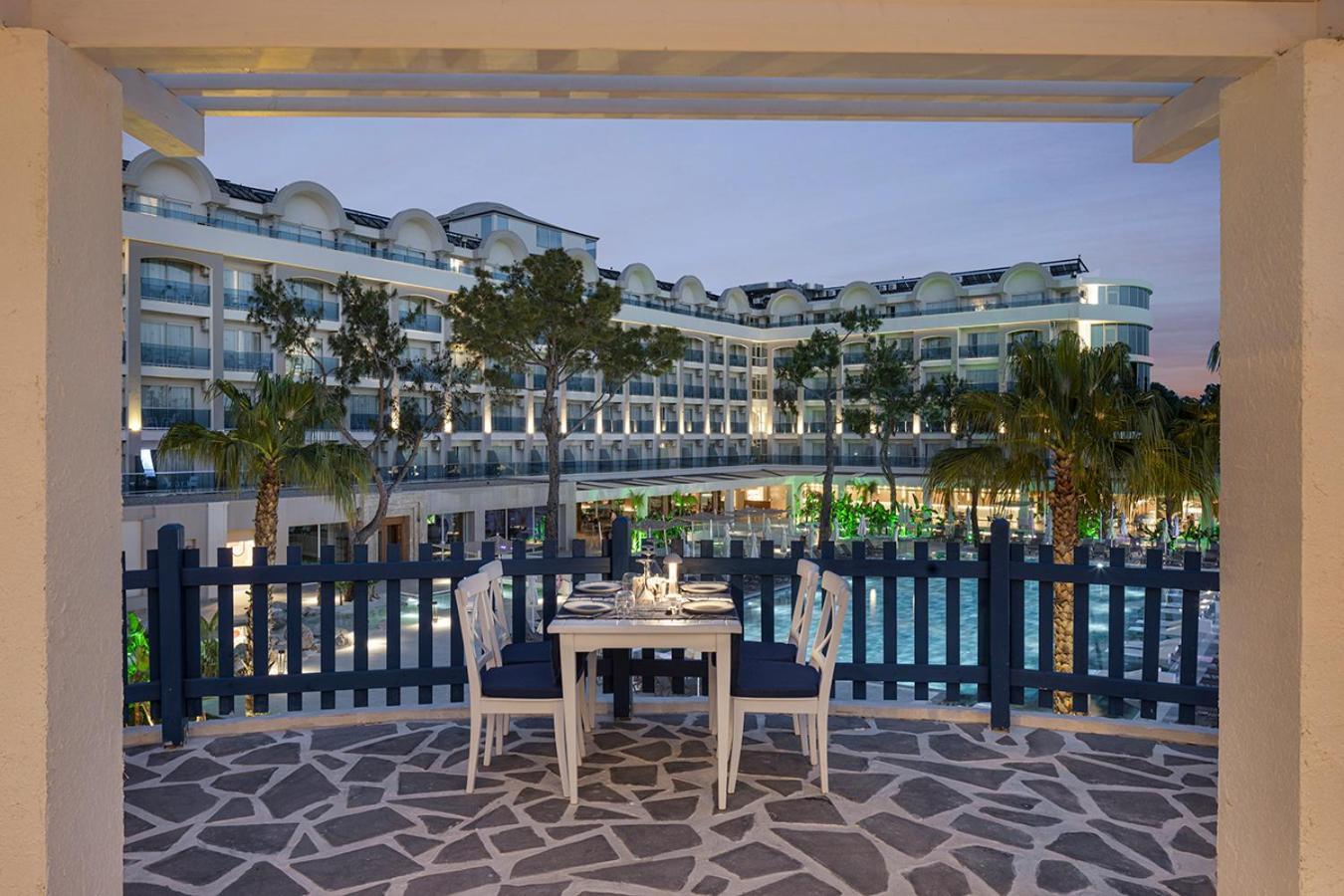 Berry Blue Hotels Side Exterior foto