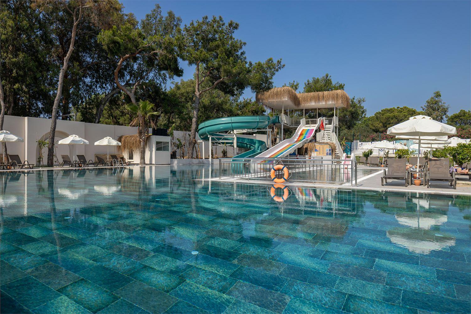 Berry Blue Hotels Side Exterior foto