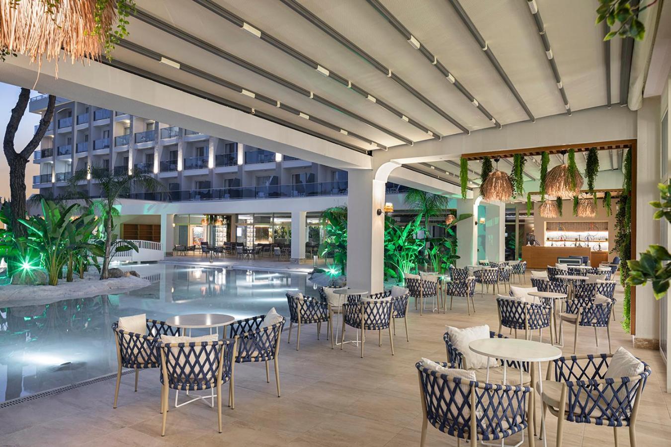 Berry Blue Hotels Side Exterior foto